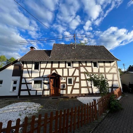 Villa 300 Jahre Altes Renoviertes Fachwerkhaus à Peterslahr Extérieur photo