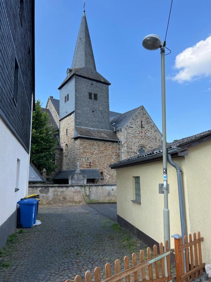 Villa 300 Jahre Altes Renoviertes Fachwerkhaus à Peterslahr Extérieur photo